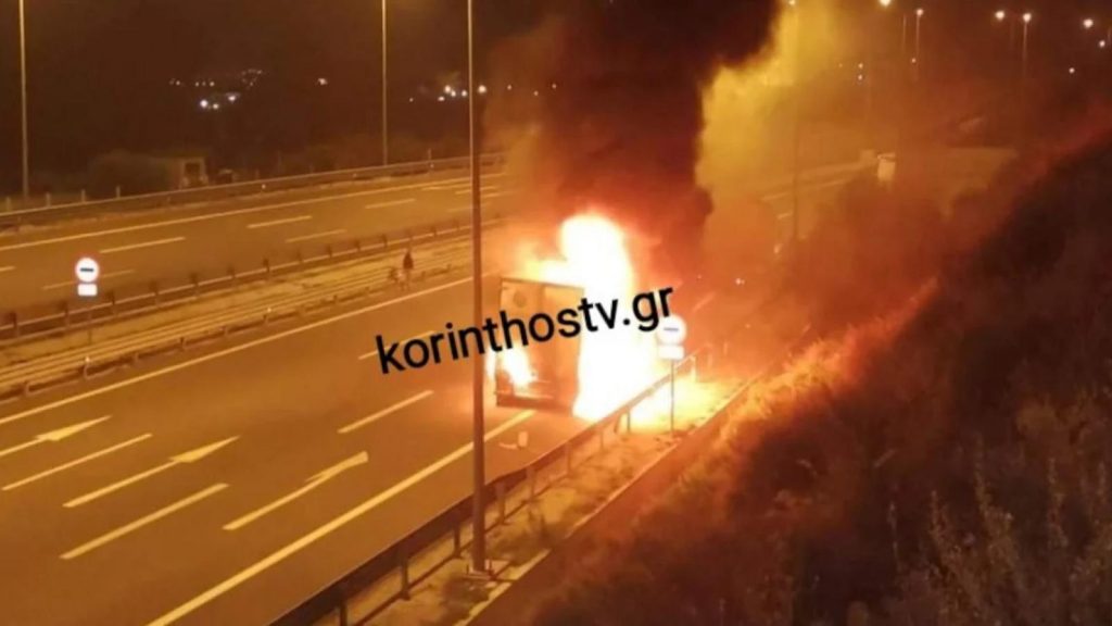 Νταλίκα πήρε φωτιά εν κινήσει στην εθνική οδό Κορίνθου – Τριπόλεως (βίντεο)