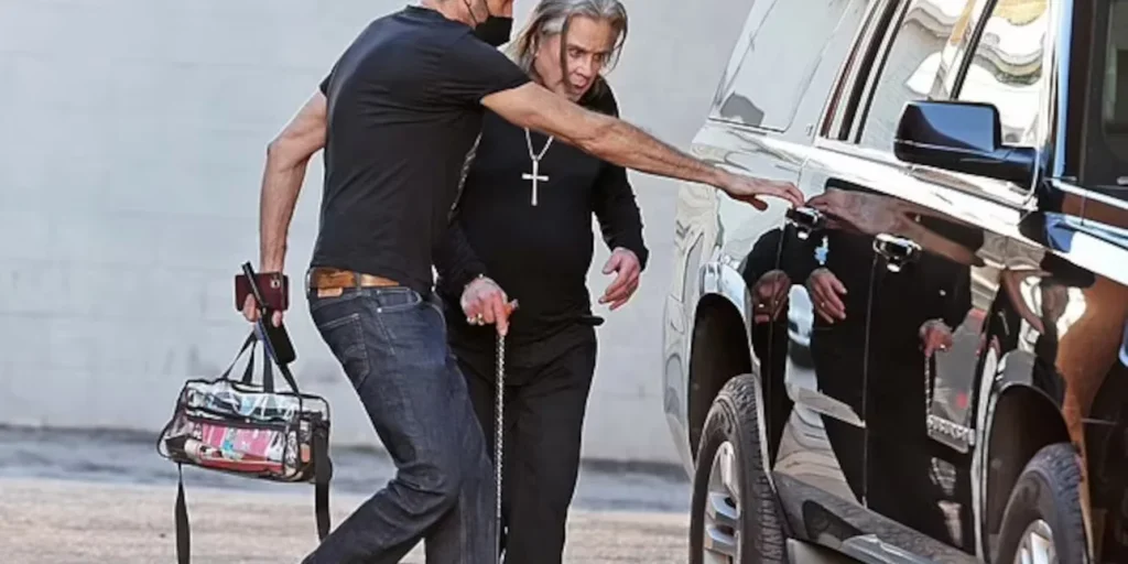 Ο Όζι Όσμπορν στηρίζεται σε μπαστούνι – «Δεν μπορεί να περπατήσει πολύ πλέον» (φωτό)