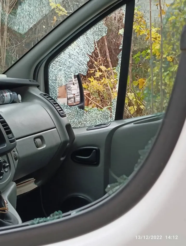 Γλίτωσαν από θαύμα: Σφαίρα έσπασε  τα τζάμια του οχήματός τους κοντά σε καταυλισμό Τσιγγάνων