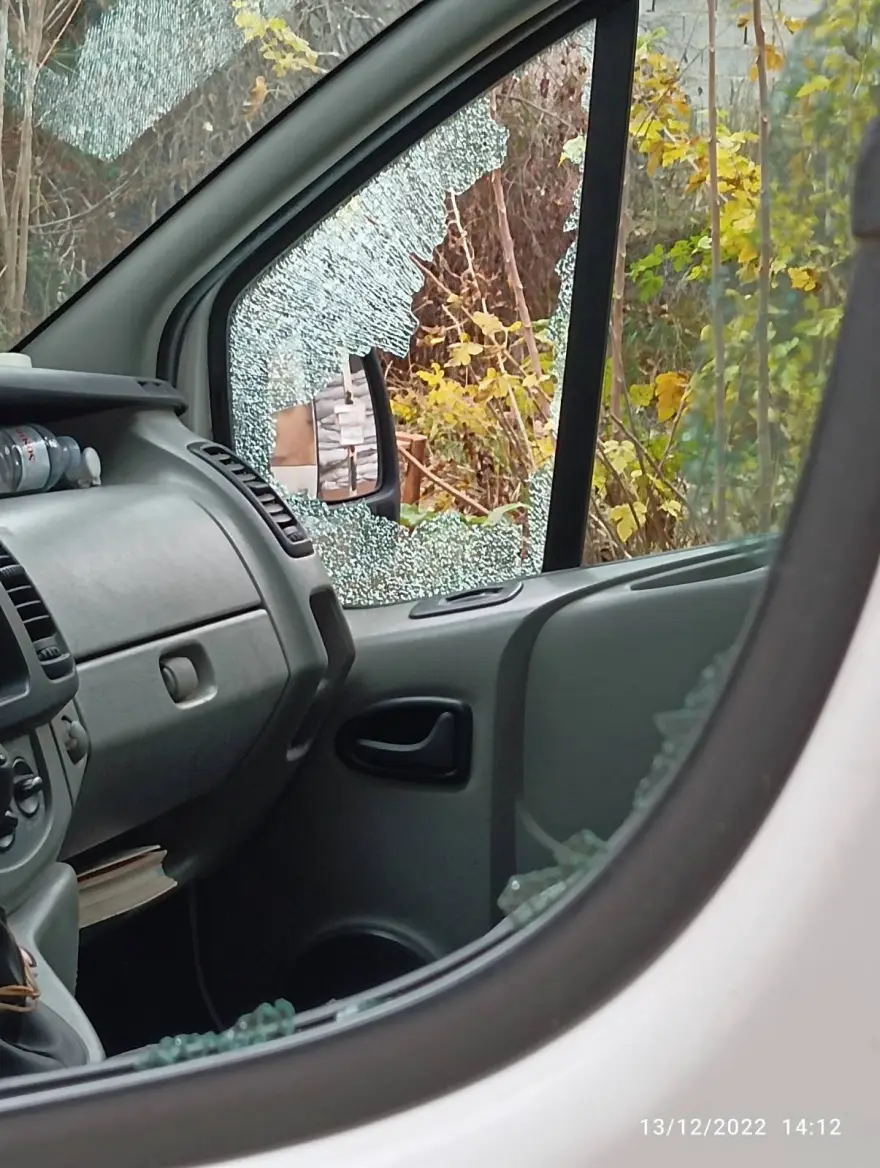 Γλίτωσαν από θαύμα: Σφαίρα έσπασε τα τζάμια του οχήματός τους κοντά σε καταυλισμό Τσιγγάνων