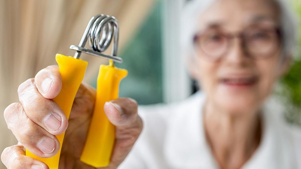 Η έλλειψη βιταμίνης D είναι πιθανόν να αυξάνει τον κίνδυνο απώλειας μυϊκής δύναμης στους ηλικιωμένους