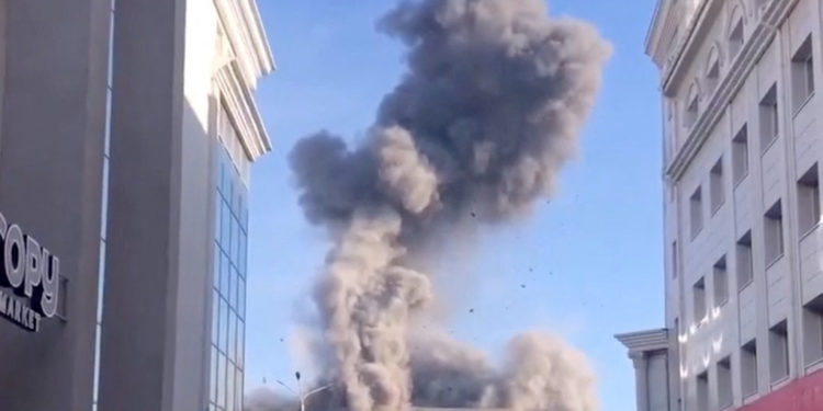 Οι Ρώσοι βομβάρδισαν κεντρικό διοικητικό κτίριο στην Χερσώνα (φωτό)