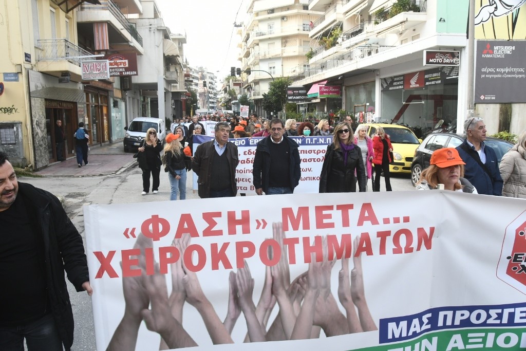 Πάτρα: Ο δήμαρχος στην κινητοποίηση και πορεία των υγειονομικών ενάντια στη διάλυση του ΕΣΥ