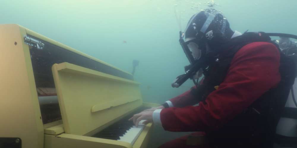 YouTuber έπαιξε πιάνο στον βυθό της θάλασσας και έγινε viral (βίντεο)