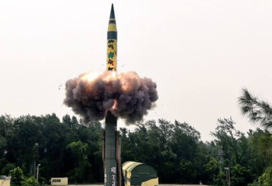 H Ινδία εκτόξευσε με επιτυχία το νέο διηπειρωτικό βαλλιστικό πύραυλο Agni-5 εν μέσω εντάσεων με την Κίνα
