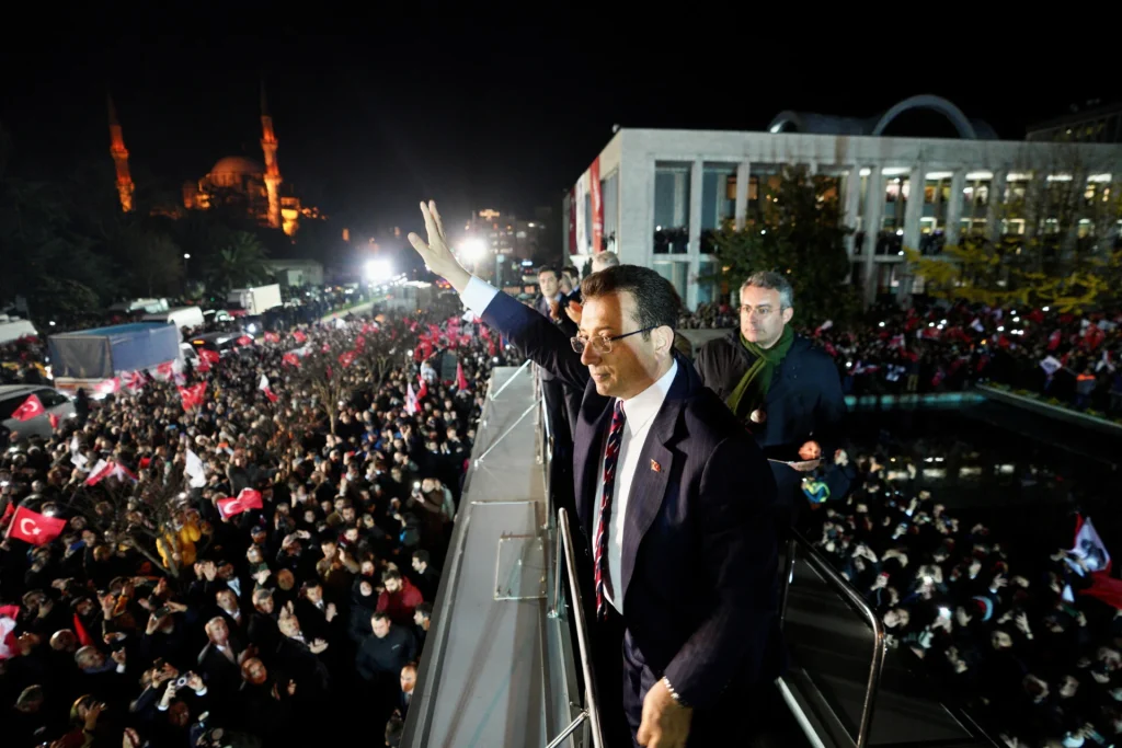 Μεγάλη διαδήλωση στην Κωνσταντινούπολη υπέρ του Ε.Ιμάμογλου κατά της απόφασης Ερντογάν: «Θα λογοδοτήσει το ΑΚΡ»