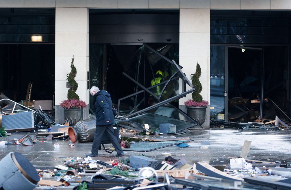 Γερμανία: Τεράστιο ενυδρείο με 1.500 ψάρια «εξερράγη» σε ξενοδοχείο – Αναφορές για δύο τραυματίες