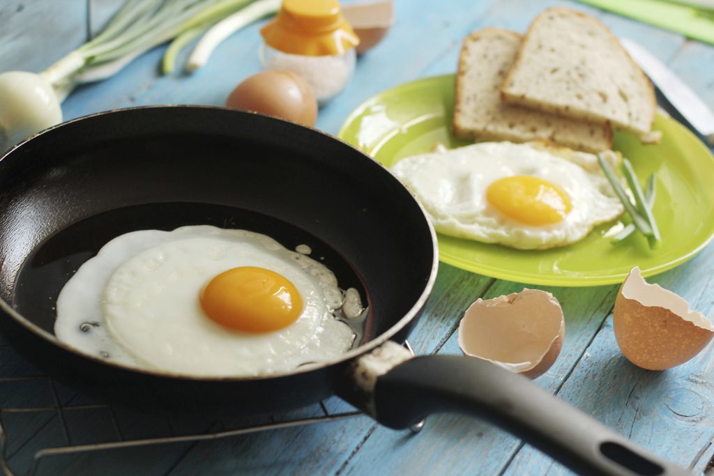 Τι συμβαίνει στα αυγά όταν τα ξαναζεσταίνουμε – Ο πιο σωστός τρόπος