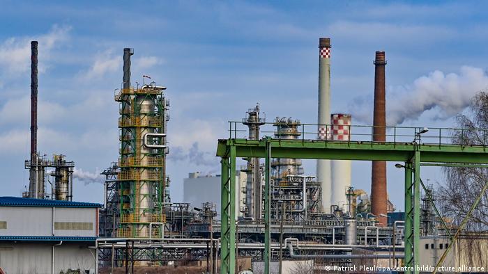 Gazprom και Rosneft απαγόρευσαν στους εργαζομένους τους να ταξιδεύουν στο εξωτερικό