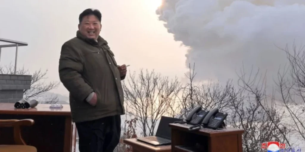 Βόρεια Κορέα: Ο Κιμ Γιονγκ Ουν με το τσιγάρο στο χέρι πανηγυρίζει για τη δοκιμή «νέου όπλου» (βίντεο)