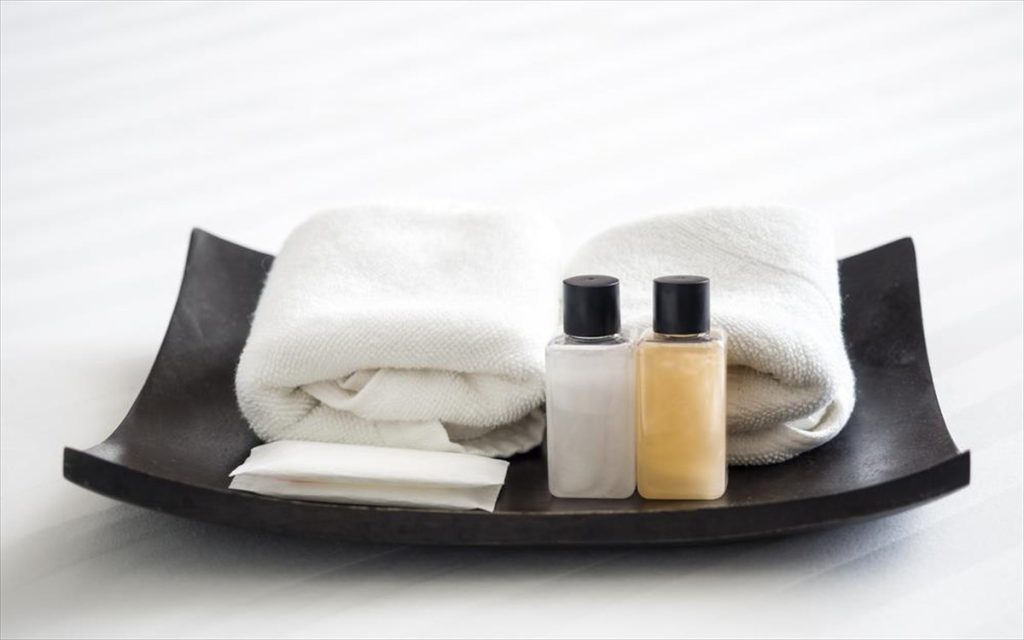 Κομισιόν: Θα απαγορευτούν τα πλαστικά μπουκάλια με σαμπουάν και αφρόλουτρα στα ξενοδοχεία