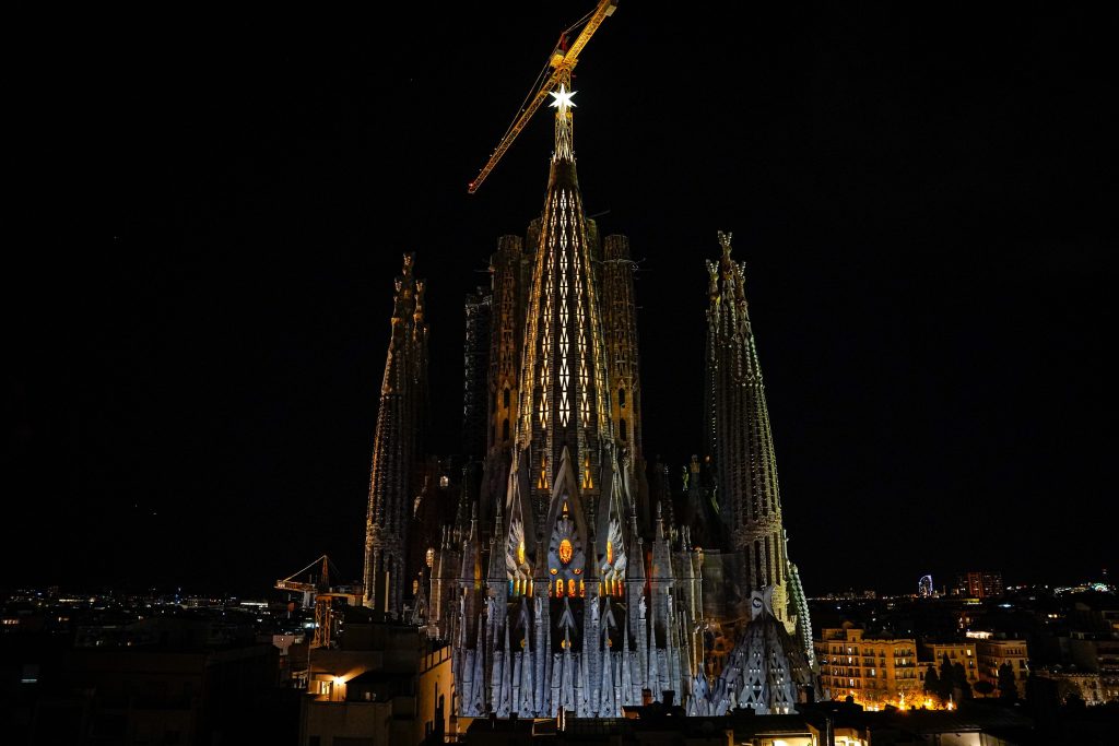 Ισπανία: Φωταγωγήθηκαν οι δύο νέοι πύργοι της Σαγράδα Φαμίλια στη Βαρκελώνη