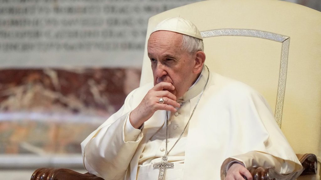 Ο πάπας Φραγκίσκος επιστρέφει θραύσματα από τα Μάρμαρα του Παρθενώνα
