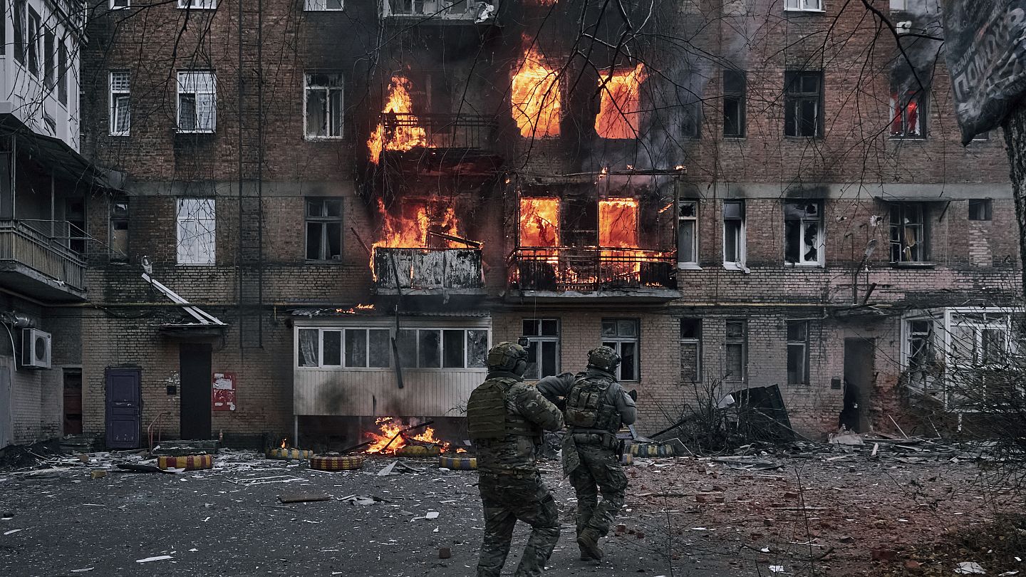 Βίντεο: Ρωσικό πυροβολικό και ρωσικά άρματα μάχης «κονιορτοποιούν» τους Ουκρανούς στο Σολεντάρ και την Μαρίνκα
