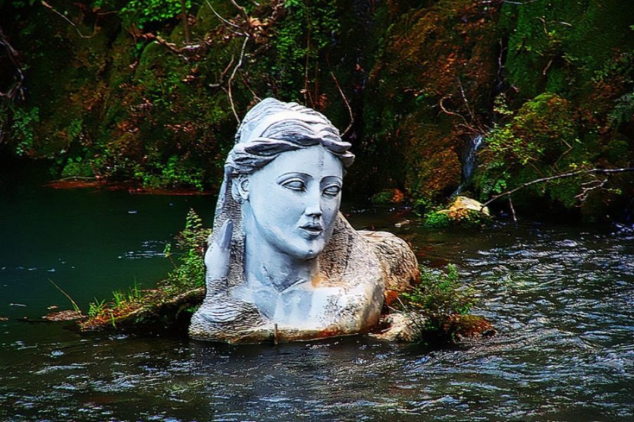 Το επιβλητικό γυναικείο άγαλμα που βρίσκεται σε ελληνικό ποτάμι (φωτό)