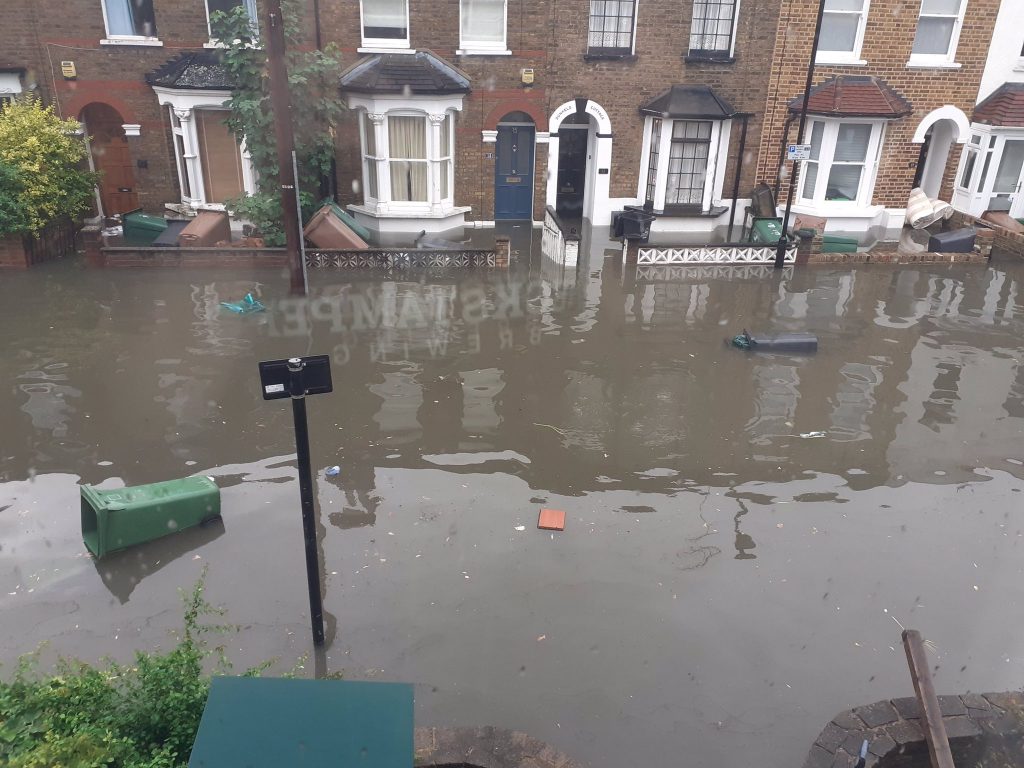 Λονδίνο: Πλημμύρα από έκρηξη σε αγωγό ύδρευσης – Απεγκλώβισαν κόσμο με… βάρκες [βίντεο]