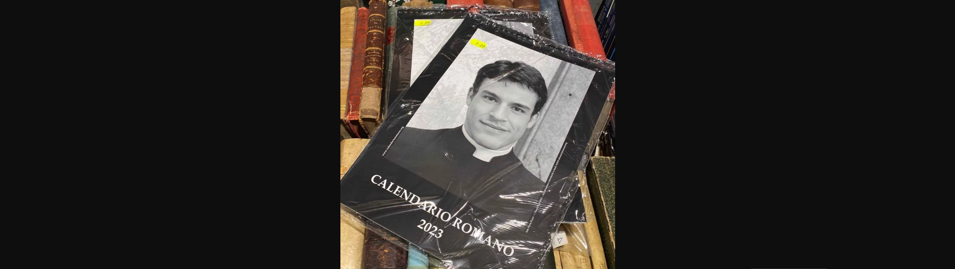 Ιταλία: Ανάρπαστο το ημερολόγιο με τους «καυτούς ιερείς» – Τουρίστριες δίνουν «μάχη» για ένα αντίτυπο (φωτο)