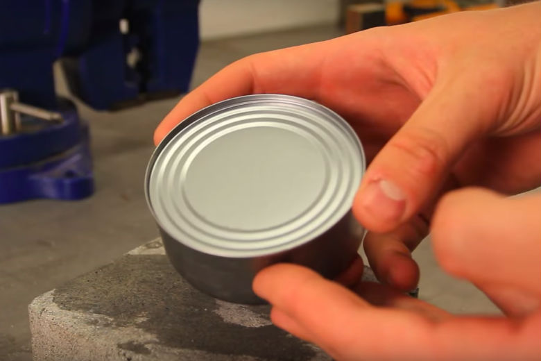 Το κόλπο για να ανοίξετε μία κονσέρβα χρησιμοποιώντας απλά ένα κουτάλι (βίντεο)