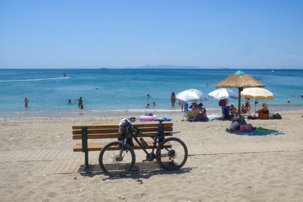 Καιρός: Οι υψηλές θερμοκρασίες οδήγησαν τους Αθηναίους στις παραλίες