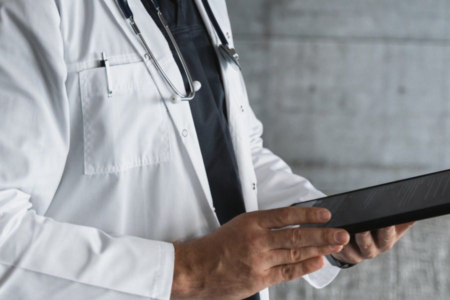 Γιατί οι γιατροί φοράνε λευκή ποδιά;