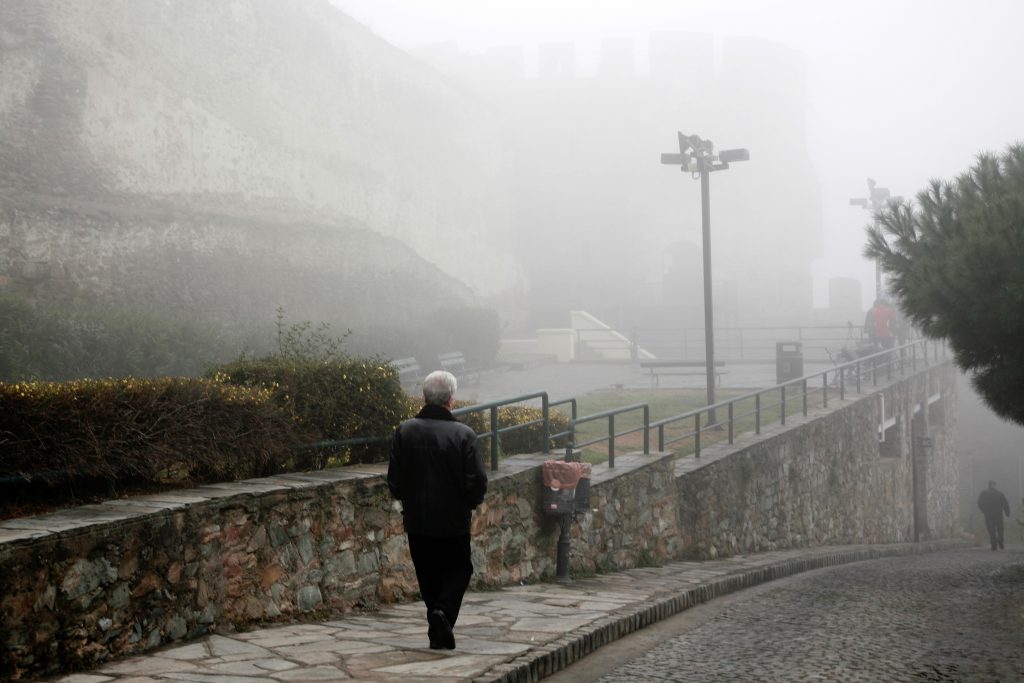 «Πέπλο» ομίχλης κάλυψε τη Θεσσαλονίκη, τη Λαμία και τα Τρίκαλα (φώτο-βίντεο)