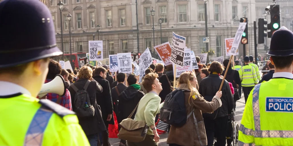 Βρετανία: Επιστράτευση στρατιωτών και δημοσίων υπαλλήλων για αντικατάσταση των απεργών