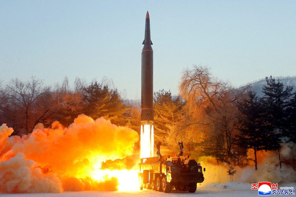 Βόρεια Κορέα: Εκτόξευσε δύο βαλλιστικούς πυραύλους «άγνωστου τύπου»