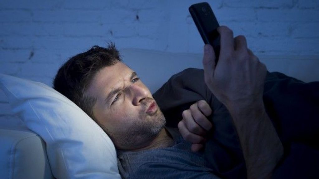 Τα σημάδια που δείχνουν ότι κάποιος είναι εθισμένος στις ερωτικές ταινίες (βίντεο)