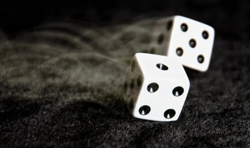 Ηράκλειο: Συνελήφθησαν 11 άτομα που έπαιζαν ζάρια σε καφενείο