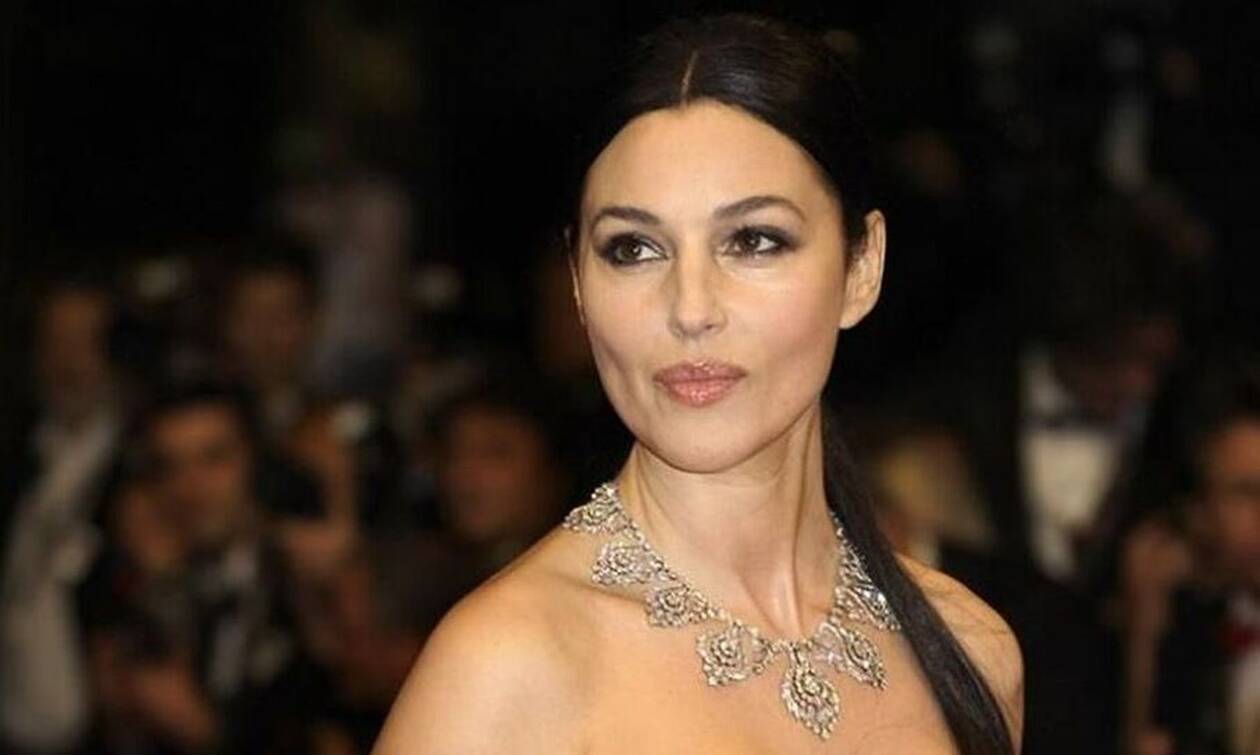 Η 58χρονη Μόνικα Μπελούτσι ποζάρει με see through μπλούζα και χωρίς σουτιέν και… «ζαλίζει» (φώτο)