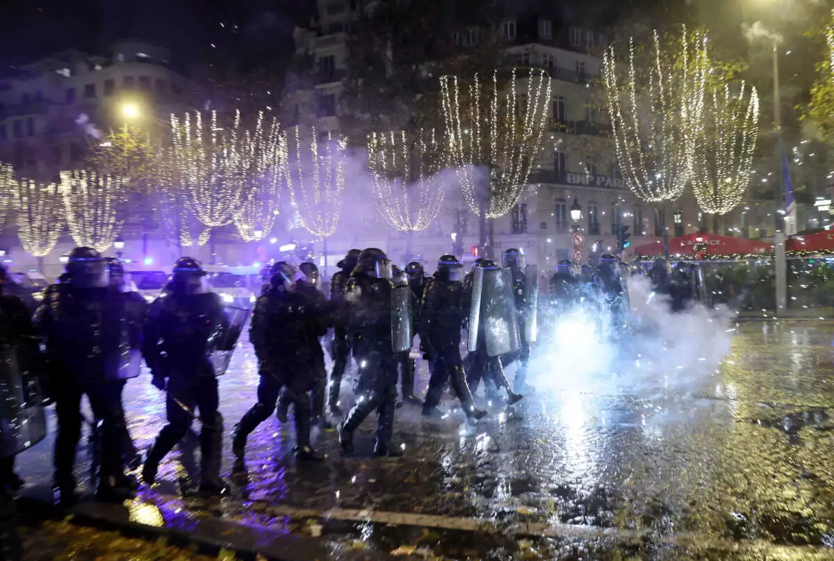 Παρίσι: Επεισόδια μεταξύ οπαδών και αστυνομίας μετά τον τελικό του Μουντιάλ (βίντεο)