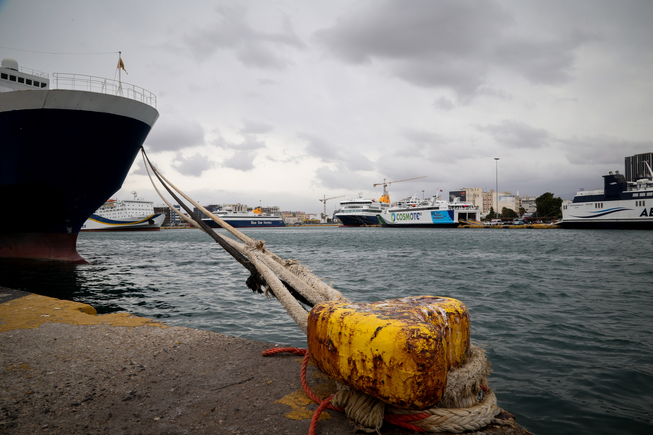 Απαγορευτικό απόπλου λόγω των ισχυρών ανέμων: Δεμένα τα πλοία σε Πειραιά, Ραφήνα και Λαύριο