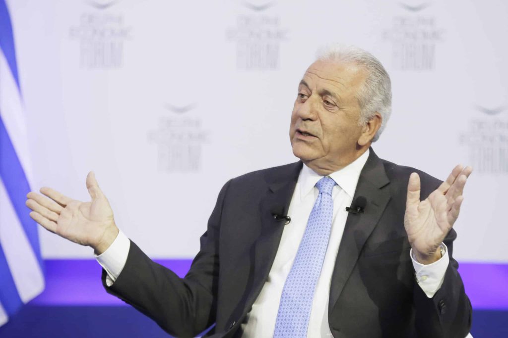 Κομισιόν για Δ.Αβραμόπουλο: Ως τώρα δεν έχουμε εντοπίσει παραβίαση κανονισμών από την συμμετοχή του στην ΜΚΟ του Παντσέρι