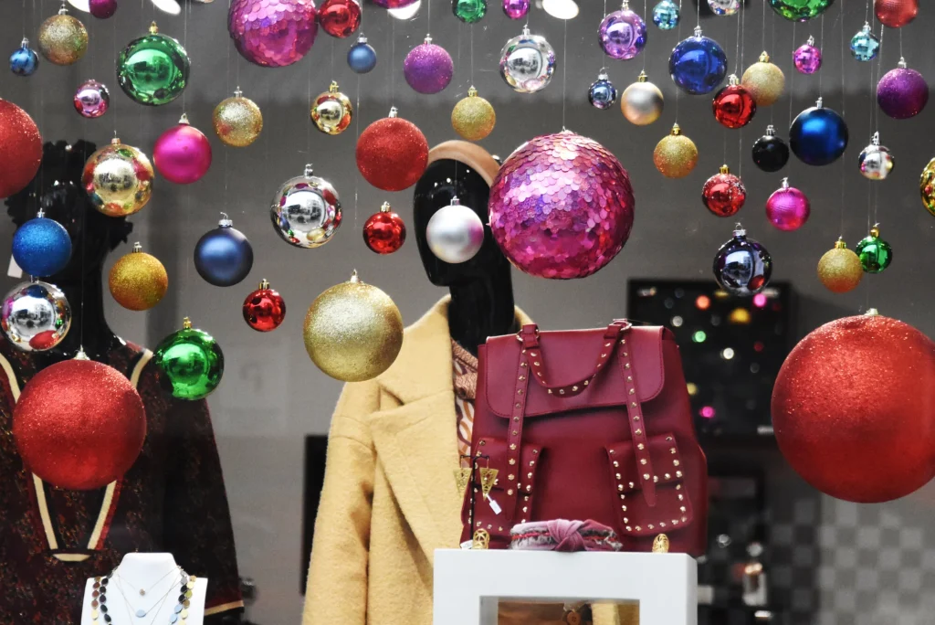 Πότε κλείνουν από σήμερα τα εμπορικά καταστήματα – Σε ισχύ το εορταστικό ωράριο