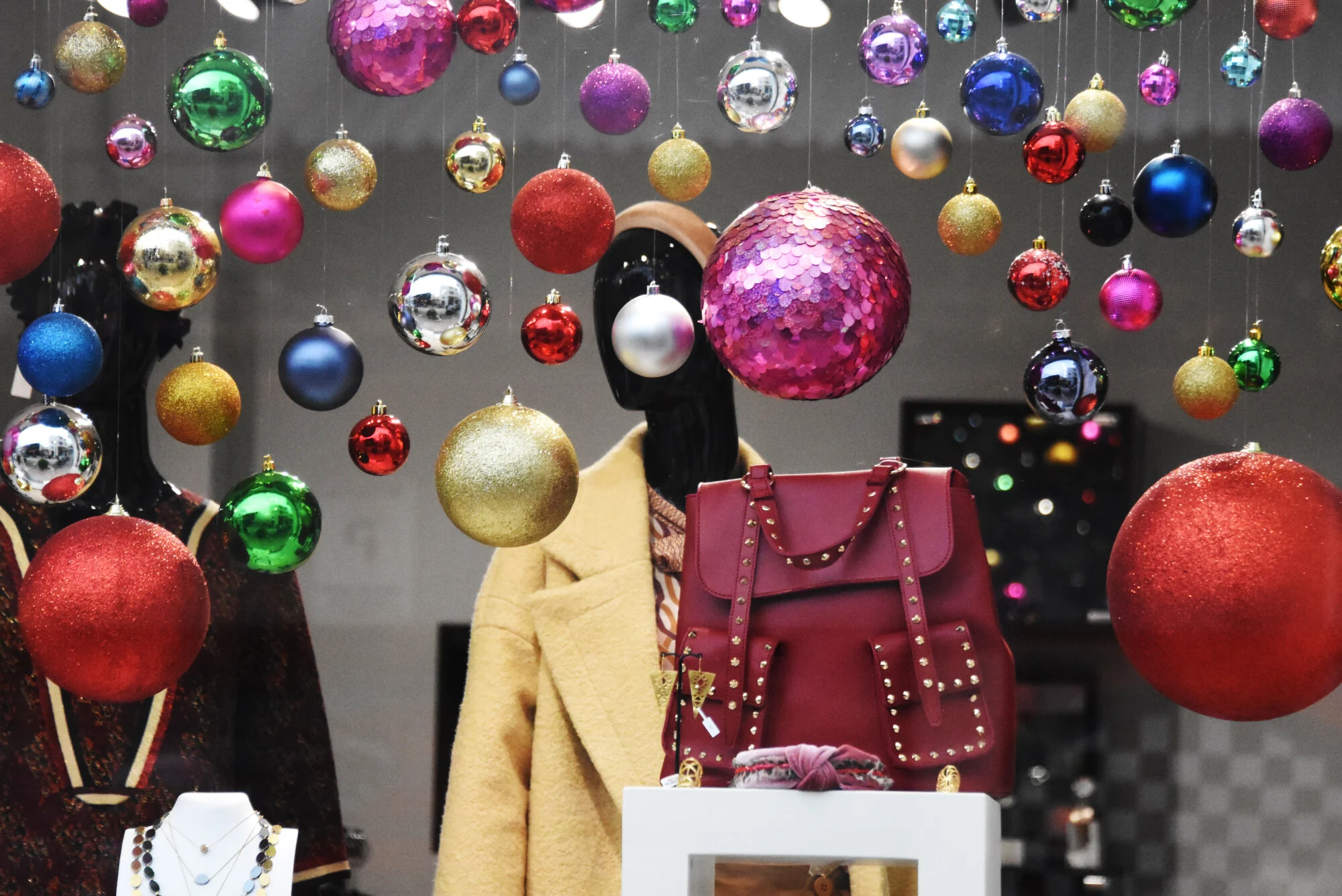 Πότε κλείνουν από σήμερα τα εμπορικά καταστήματα – Σε ισχύ το εορταστικό ωράριο