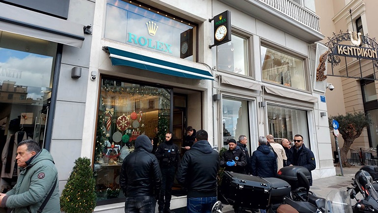 Ένοπλη ληστεία στη Rolex στο κέντρο της Αθήνας: Οι δράστες άρπαξαν 18 πανάκριβα ρολόγια αφού τραυμάτισαν τον φύλακα