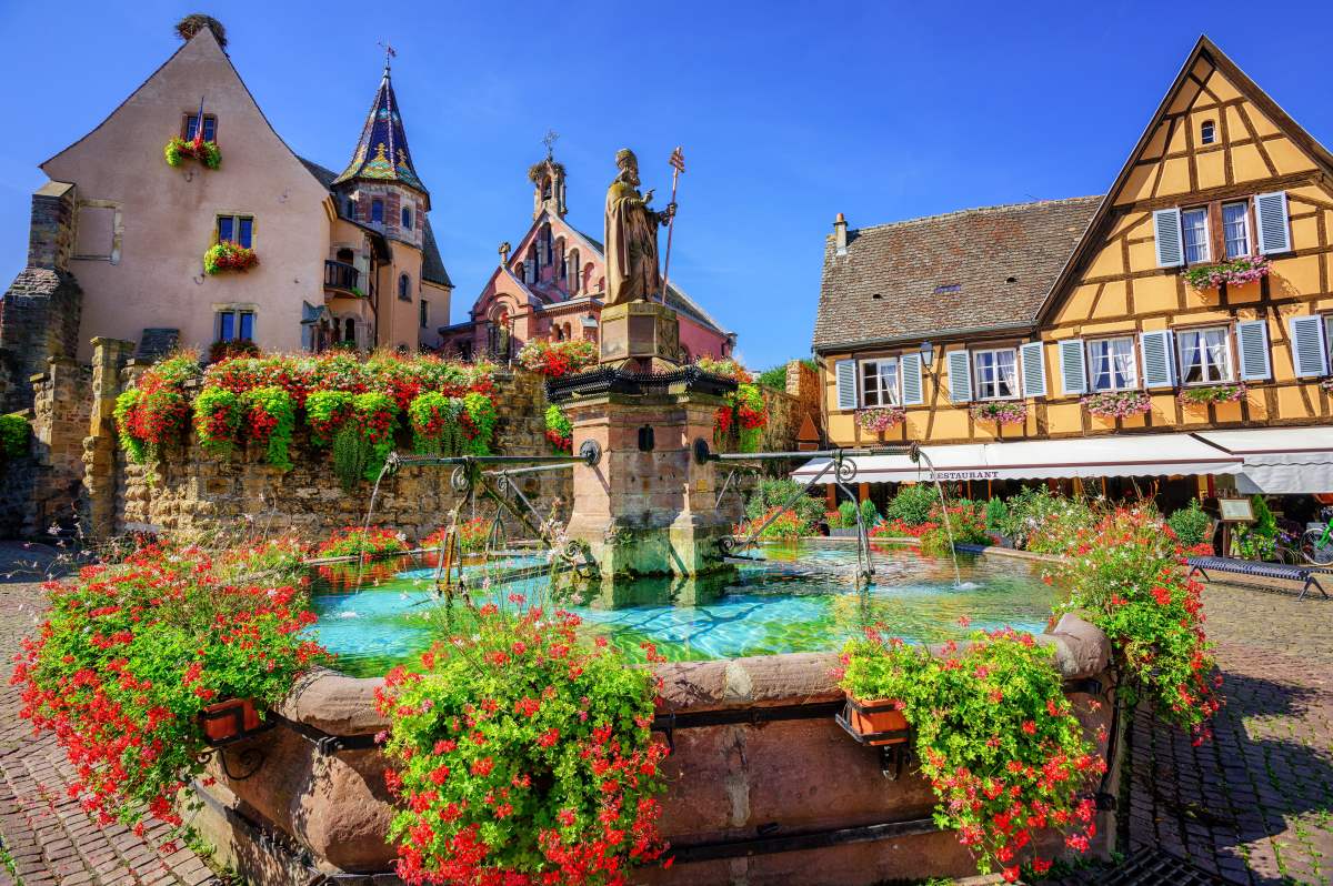 Eguisheim: Το μεσαιωνικό γαλλικό χωριό που θεωρείται ο «δρόμος του κρασιού»