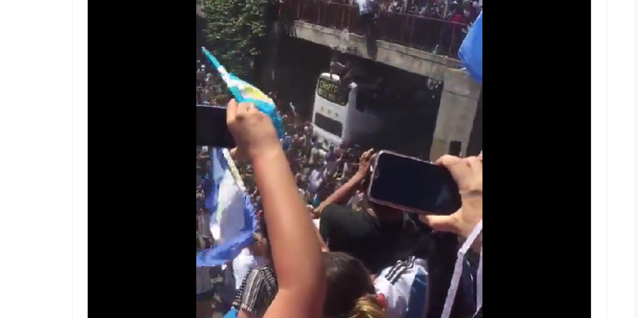 «Τρελός» οπαδός πήδηξε από γέφυρα στο ανοιχτό λεωφορείο της Αργεντινής και έπεσε στο δρόμο (βίντεο)