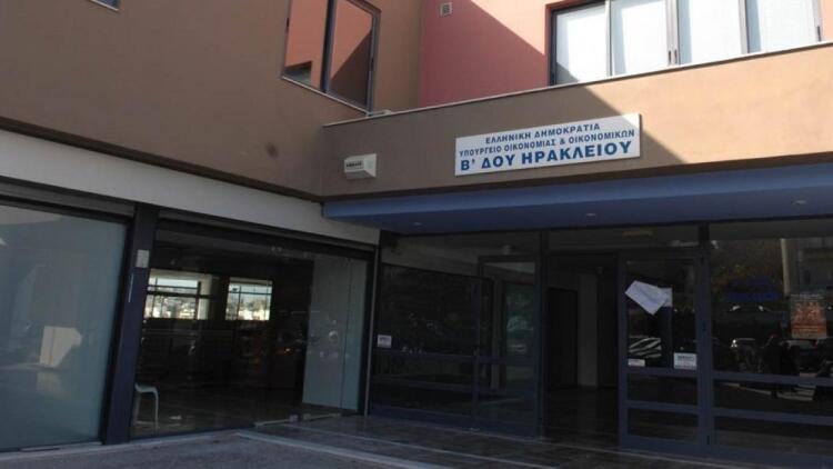 Ηράκλειο: Φωτιά στα γραφεία της εφορίας τη νύχτα