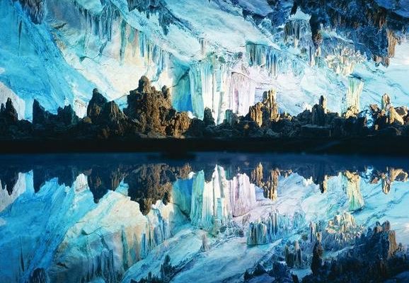 «Μαγικές» εικόνες από σπήλαιο στα χρώματα του ουράνιου τόξου (φωτο)