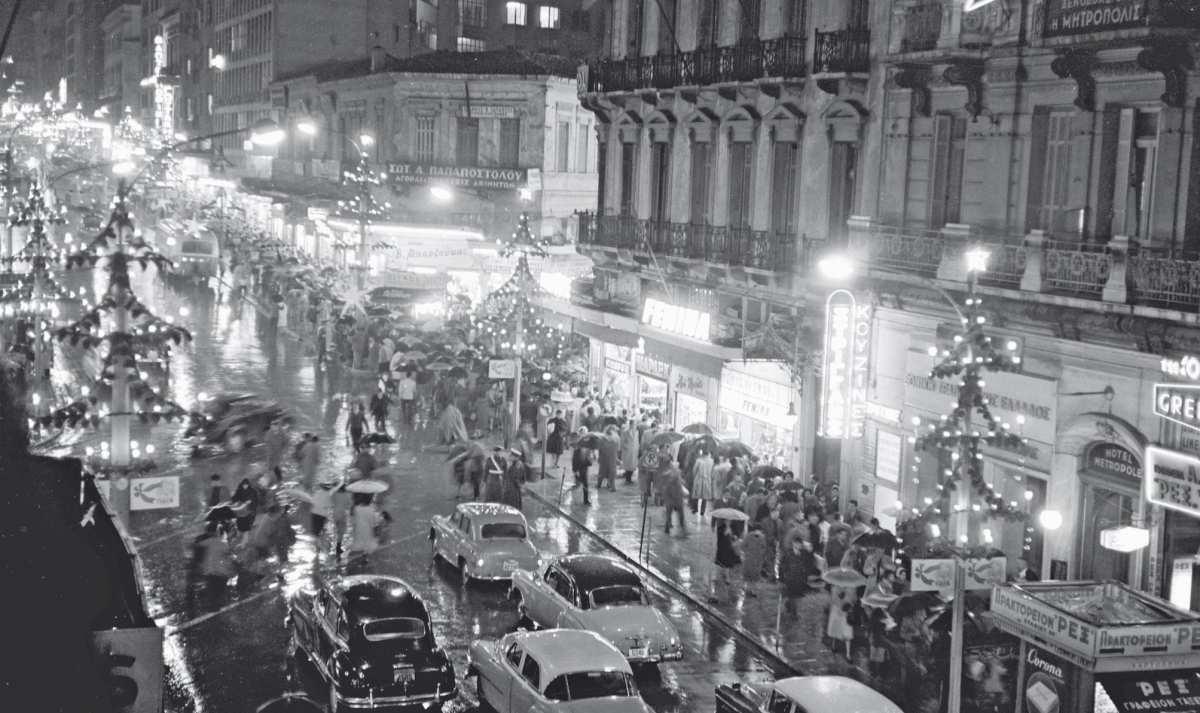 Χριστούγεννα 1960: Μια σπάνια φωτογραφία από το κέντρο της Αθήνας (φωτο)