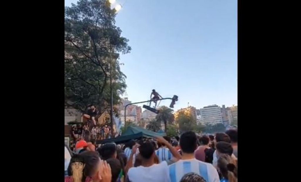 Άνδρας έπεσε από φανάρι την ώρα των πανηγυρισμών στο Μπουέινος Άιρες (βίντεο)