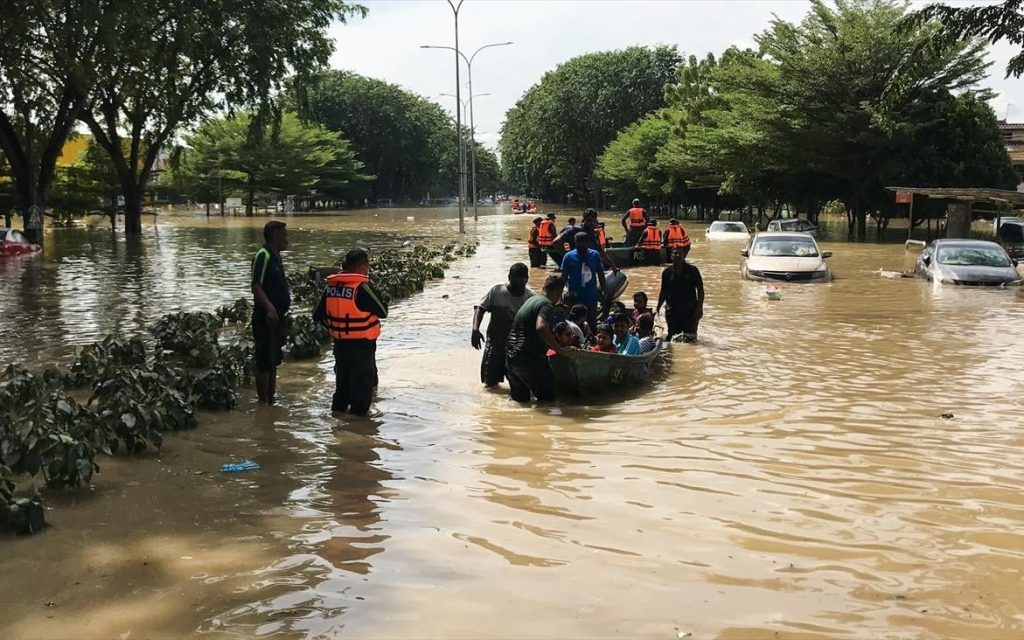 Μαλαισία: Χιλιάδες κάτοικοι εγκαταλείπουν τα σπίτια τους λόγω των καταστροφικών πλημμυρών (βίντεο)