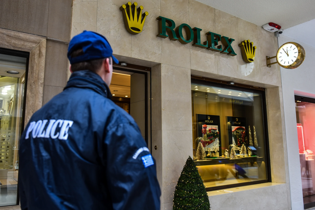 Ληστεία στη Rolex: Οι δράστες άρπαξαν τα 23 ρολόγια σε λιγότερο από 2 λεπτά – Άφησαν πίσω ένα σφυρί (φώτο-βίντεο)