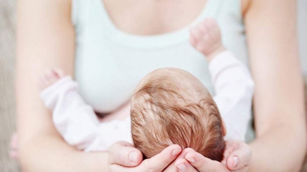 Άδεια μητρότητας: Επεκτείνεται από τους 6 στους 9 μήνες