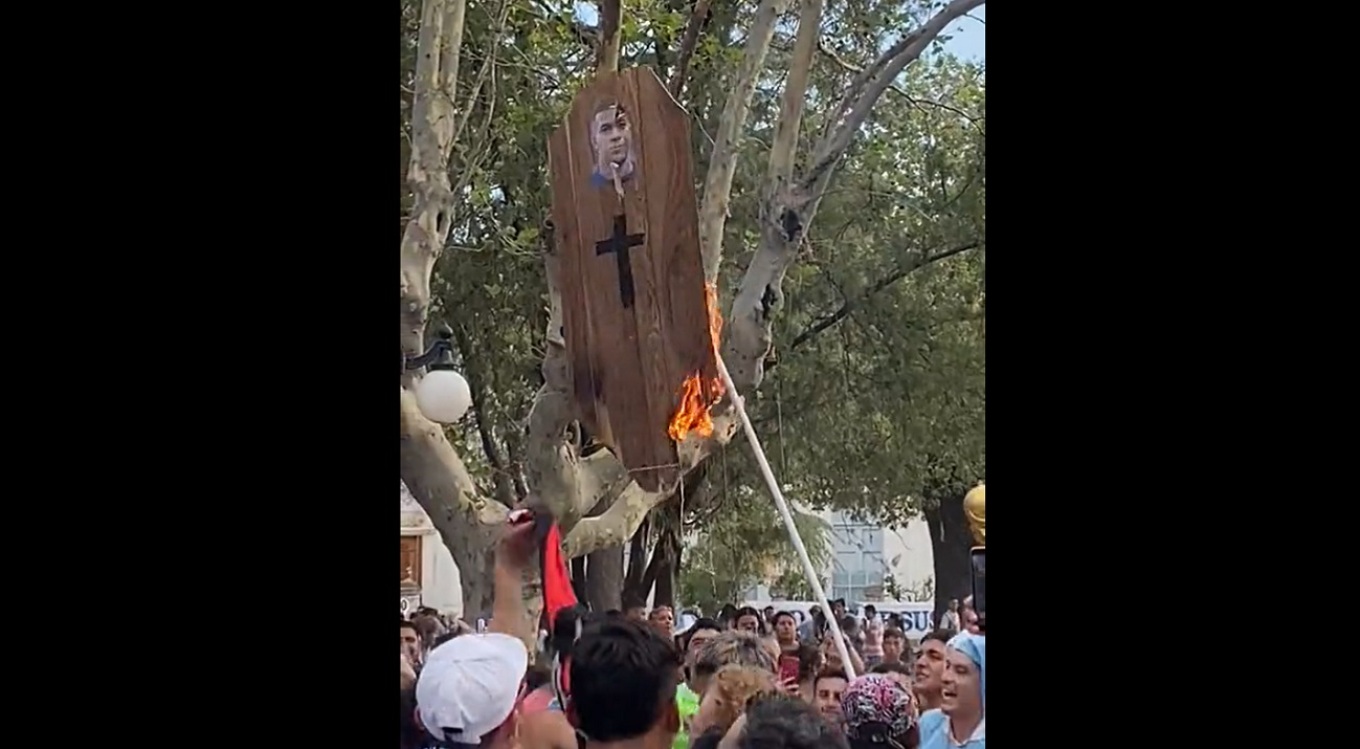 Μουντιάλ: Οπαδοί της Αργεντινής καίνε ομοίωμα του Κιλιάν Εμπαπέ (βίντεο)