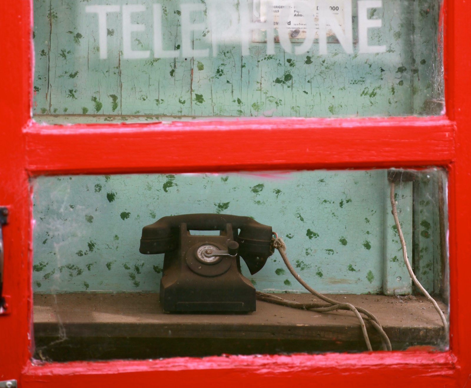 Η φρικιαστική ιστορία του φαρσέρ που έπειθε διευθυντές από το τηλέφωνο να κακοποιούν υπαλλήλους (βίντεο)