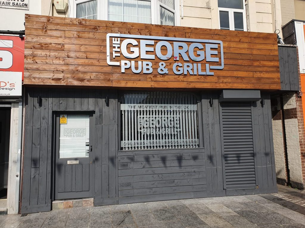 Αγγλία: Το σάντουιτς των 8.000 θερμίδων – Εστιατόριο πληρώνει το ταξί για το νοσοκομείο αν πάθεις καρδιακή προσβολή