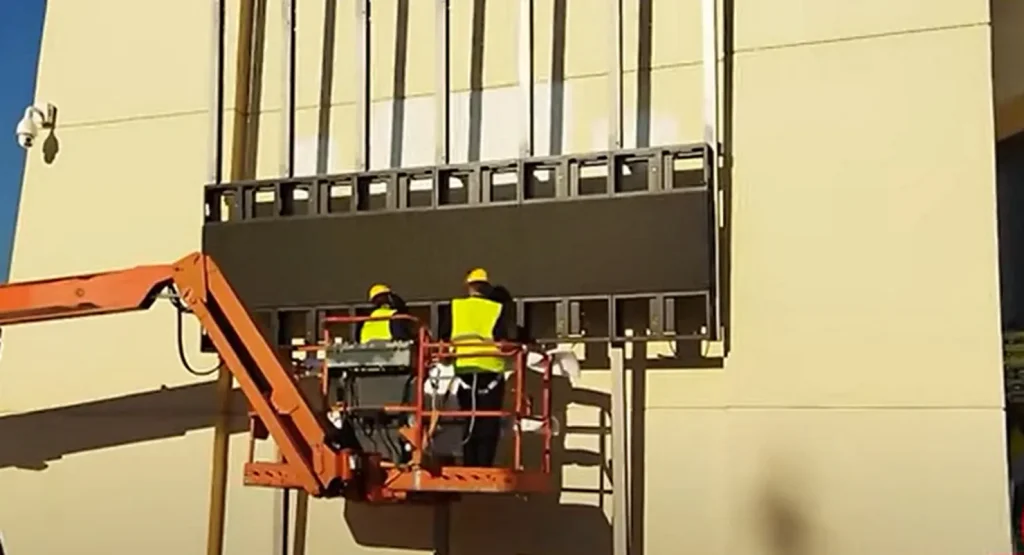 Αλλάζει όψη το Opap Arena: Ξεκίνησε η τοποθέτηση των γιγαντοοθόνων στο γήπεδο