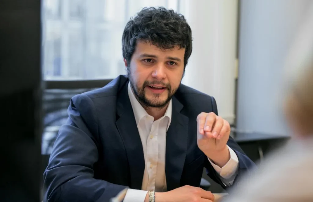 Qatargate: Ποιος είναι ο 36χρονος Ιταλός Ευρωβουλευτής που «έδωσε» η E.Καϊλή